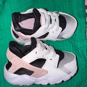 New never worn kids Nike hurrachi